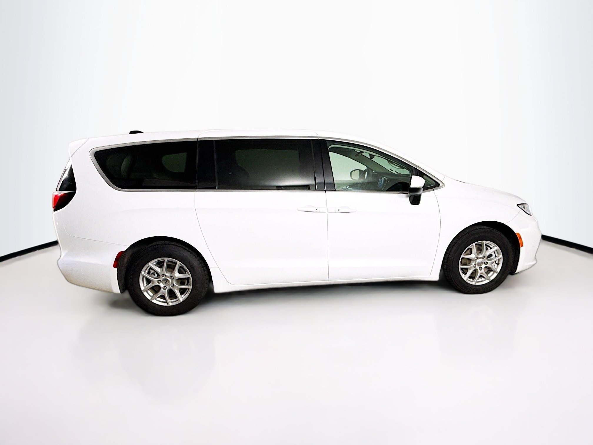 Used 2023 Chrysler Pacifica Touring-L FWD image 2