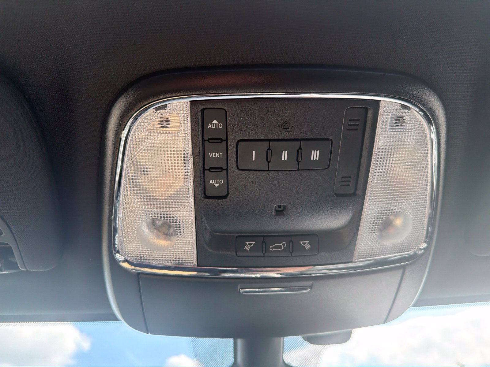 Used 2019 Jeep Grand Cherokee Limited AWD/4WD image 18