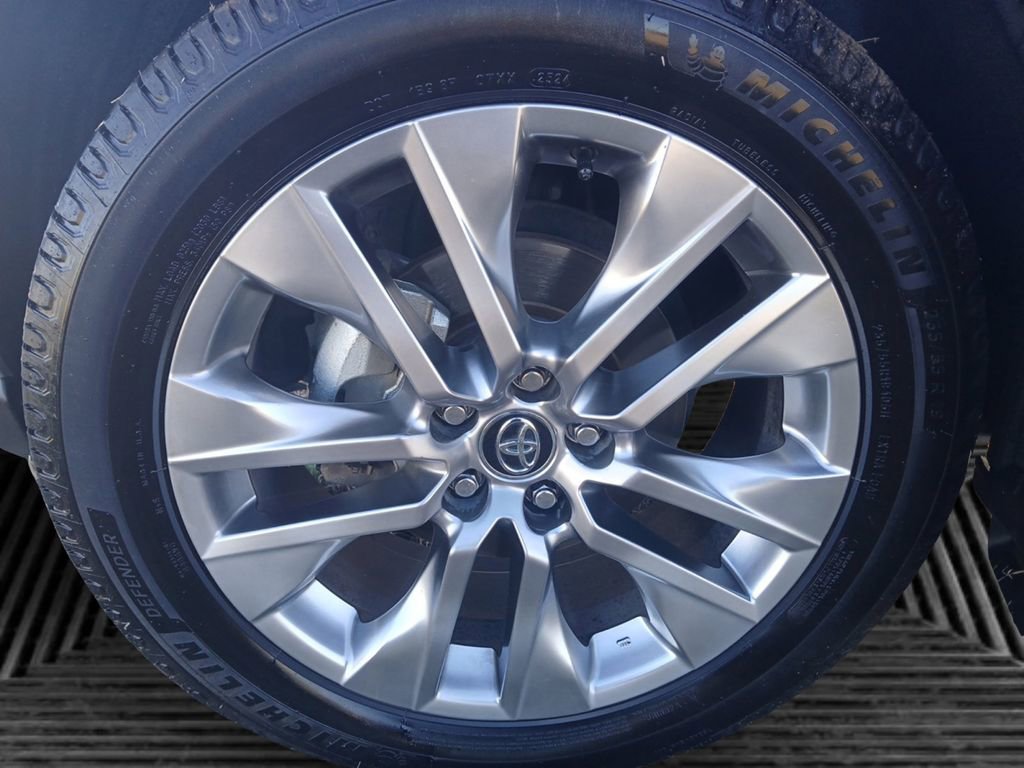 Used 2021 Toyota RAV4 XLE Premium image 9