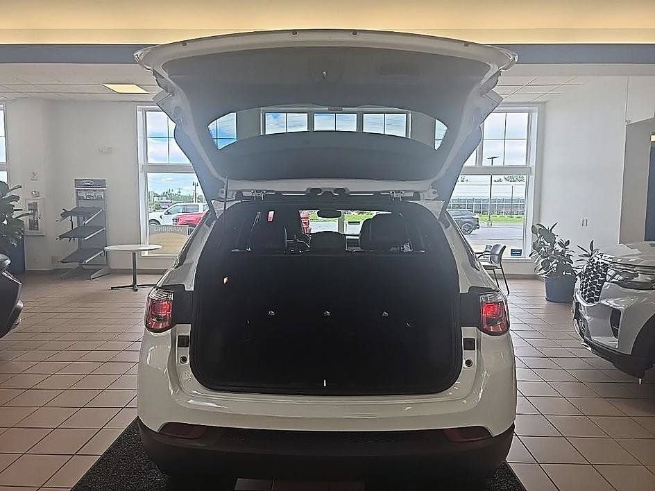 Used 2023 Jeep Compass Latitude w/ Convenience Group AWD/4WD image 29