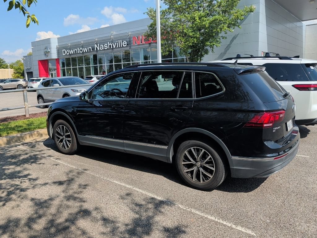 Used 2021 Volkswagen Tiguan SE w/ Panoramic Sunroof Package FWD image 3