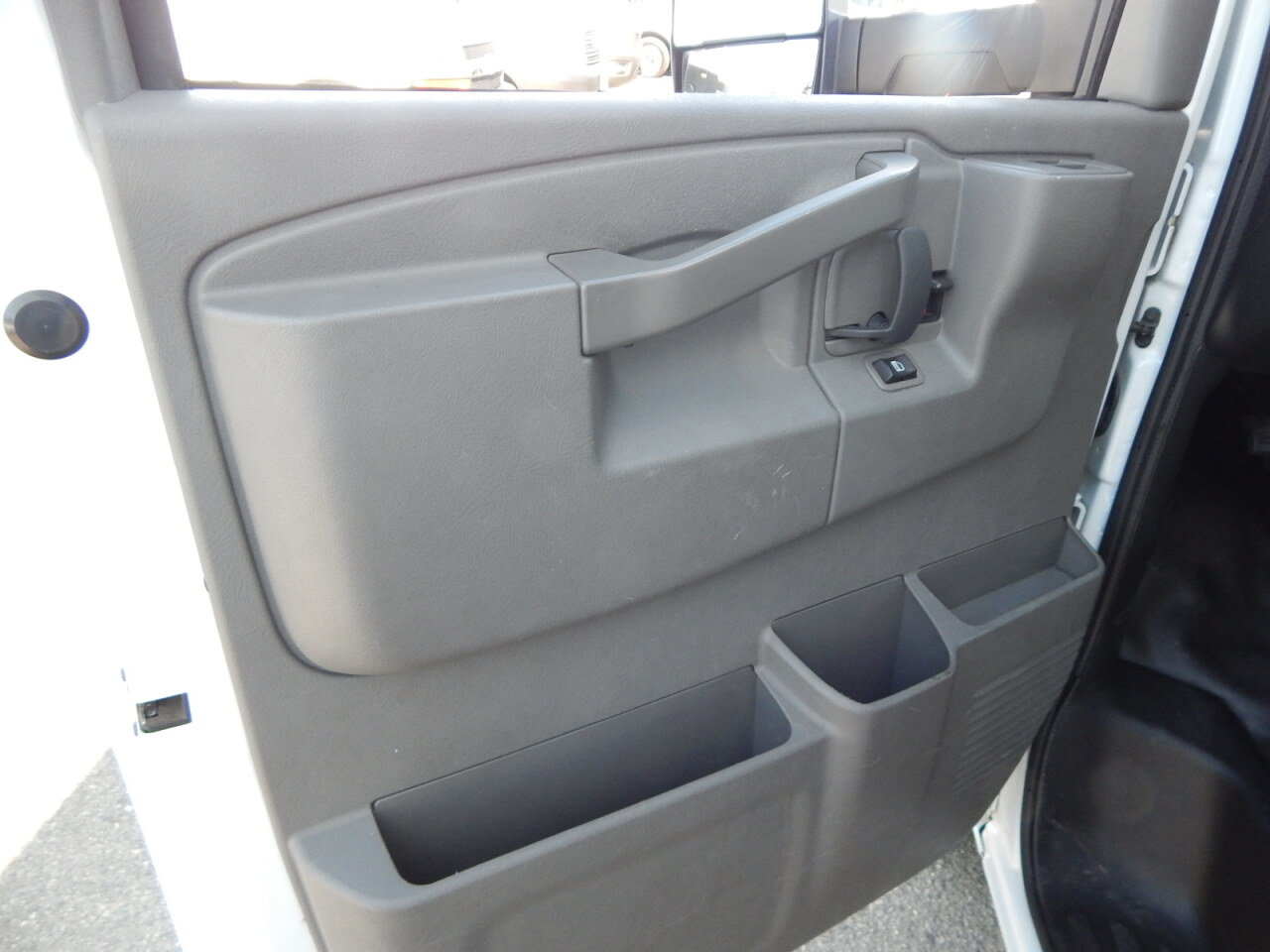 Used 2019 Chevrolet Express 4500 w/ Power Convenience Package RWD image 17