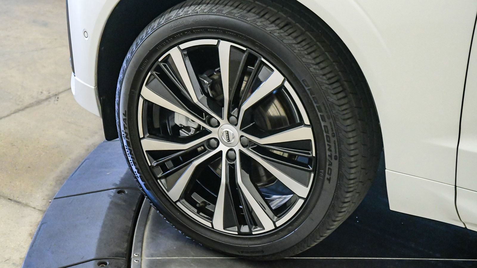Certified 2025 Volvo XC60 B5 Plus AWD/4WD image 10
