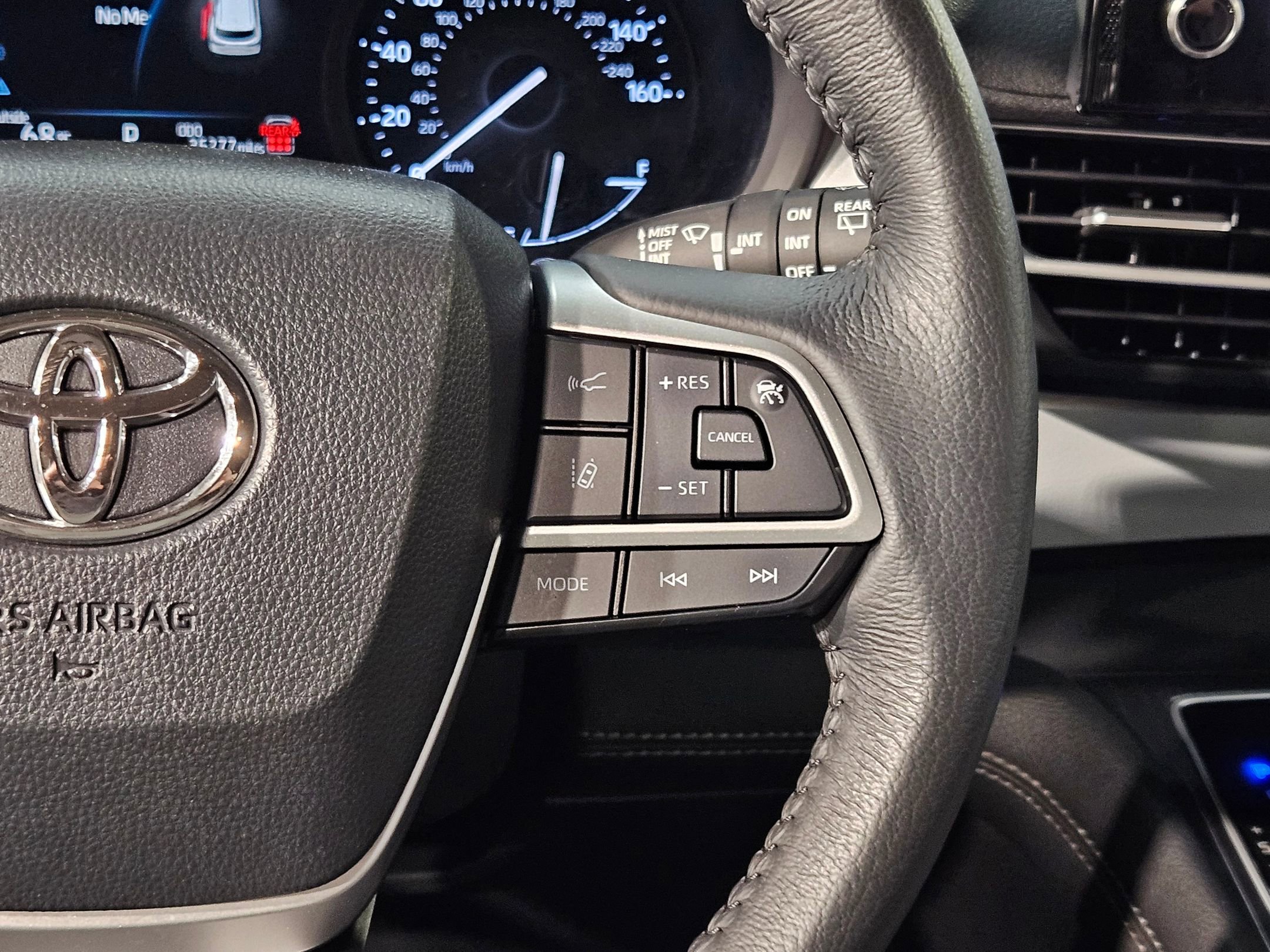 Certified 2025 Toyota Sienna XLE image 29