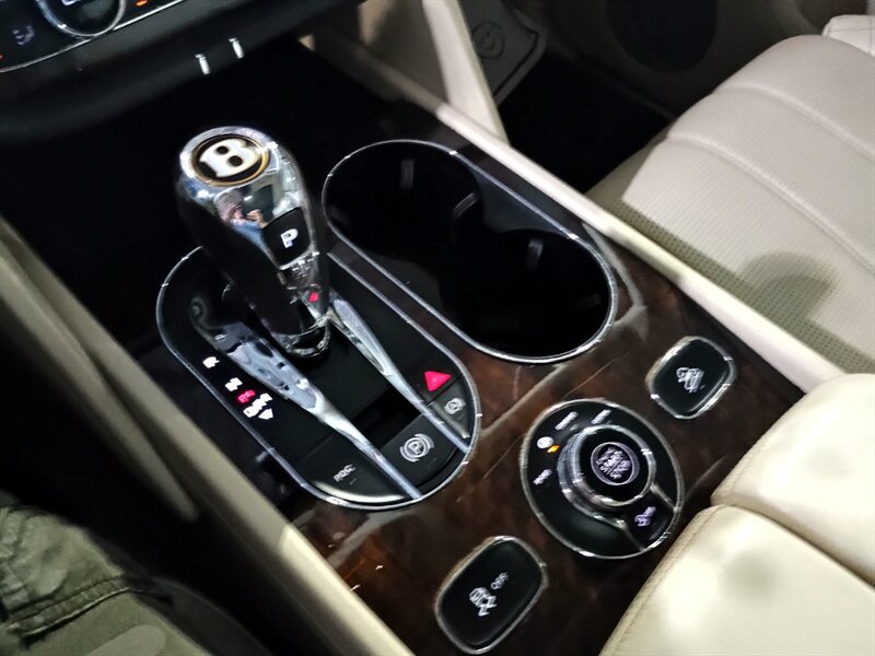 Used 2020 Bentley Bentayga AWD/4WD image 28