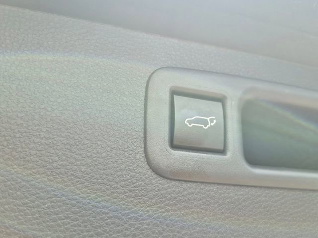 Used 2024 Toyota Highlander LE FWD image 5