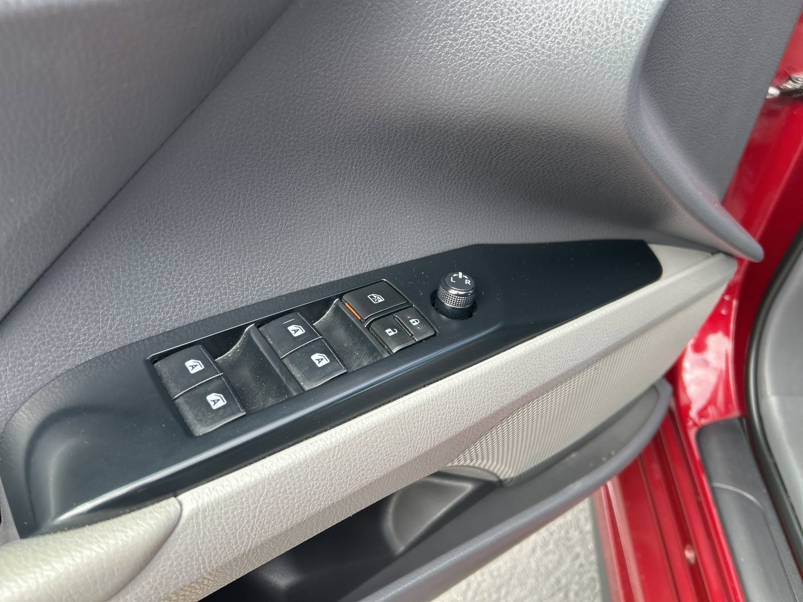 Used 2018 Toyota Camry SE image 8