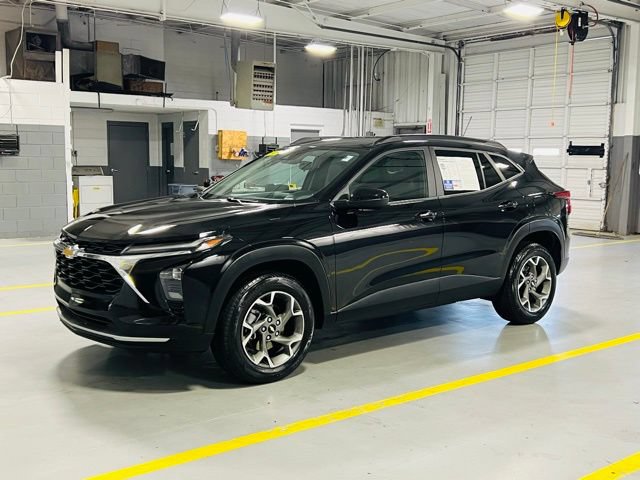 Used 2025 Chevrolet Trax LT FWD image 12