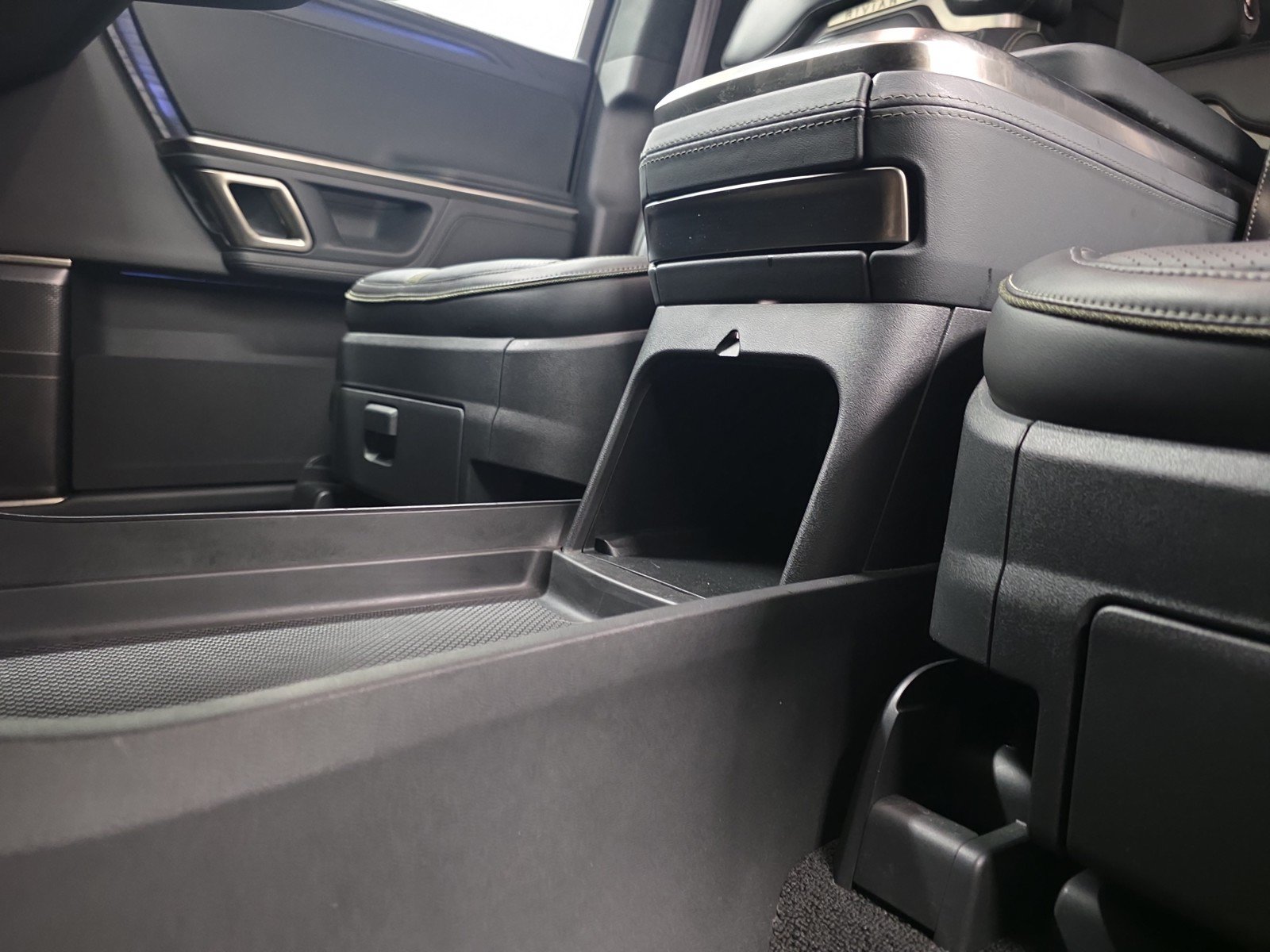 Used 2024 Rivian R1S Adventure AWD/4WD image 33