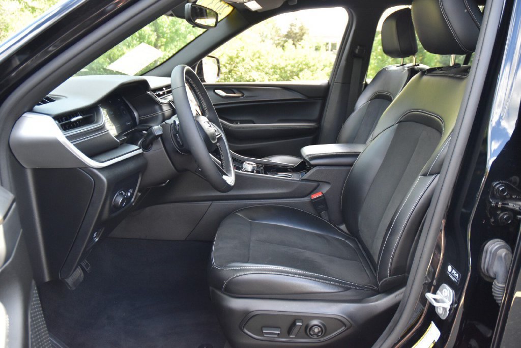 Used 2023 Jeep Grand Cherokee Altitude AWD/4WD image 13