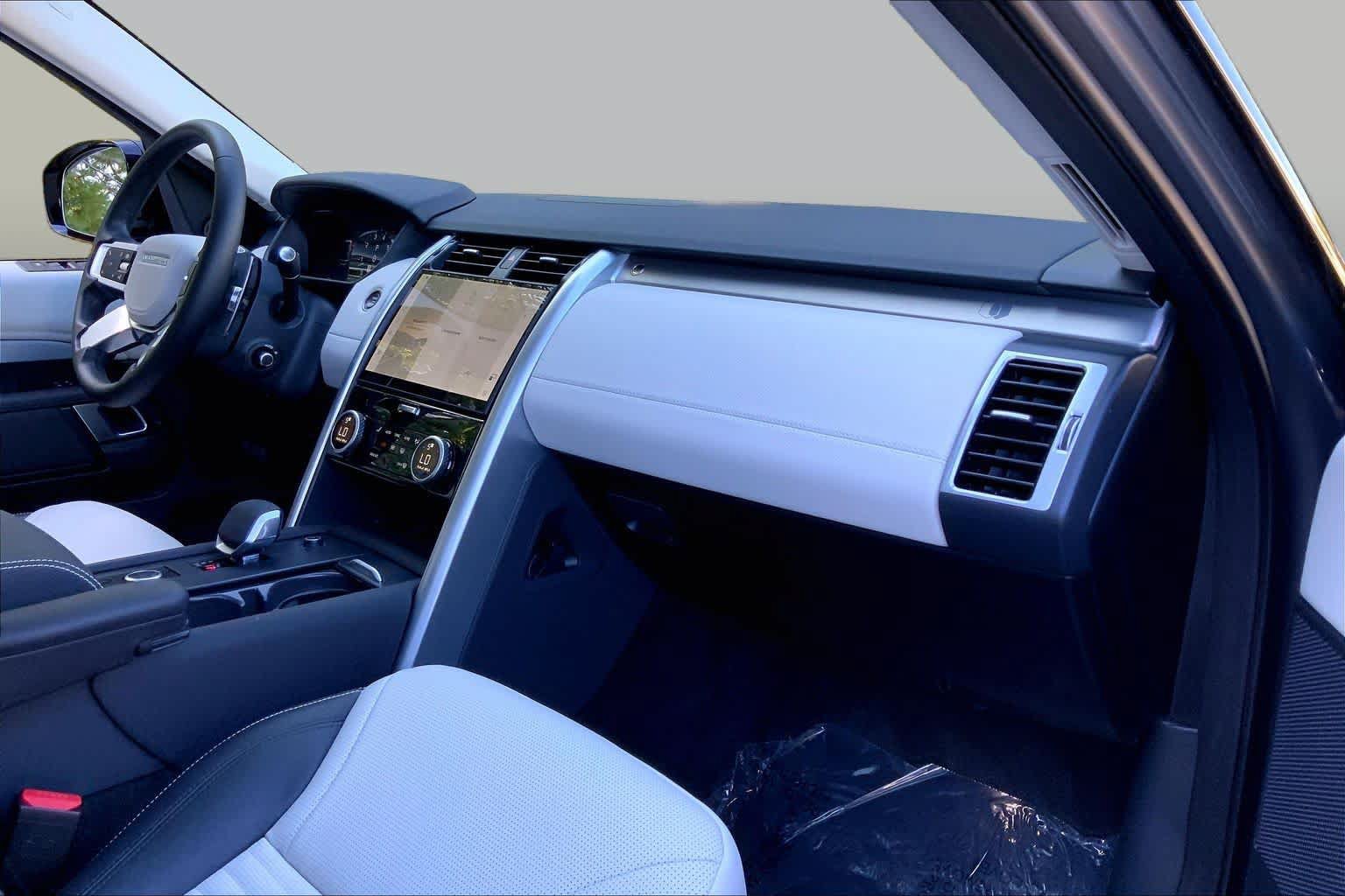 Used 2026 Land Rover Discovery Limited Edition AWD/4WD image 17