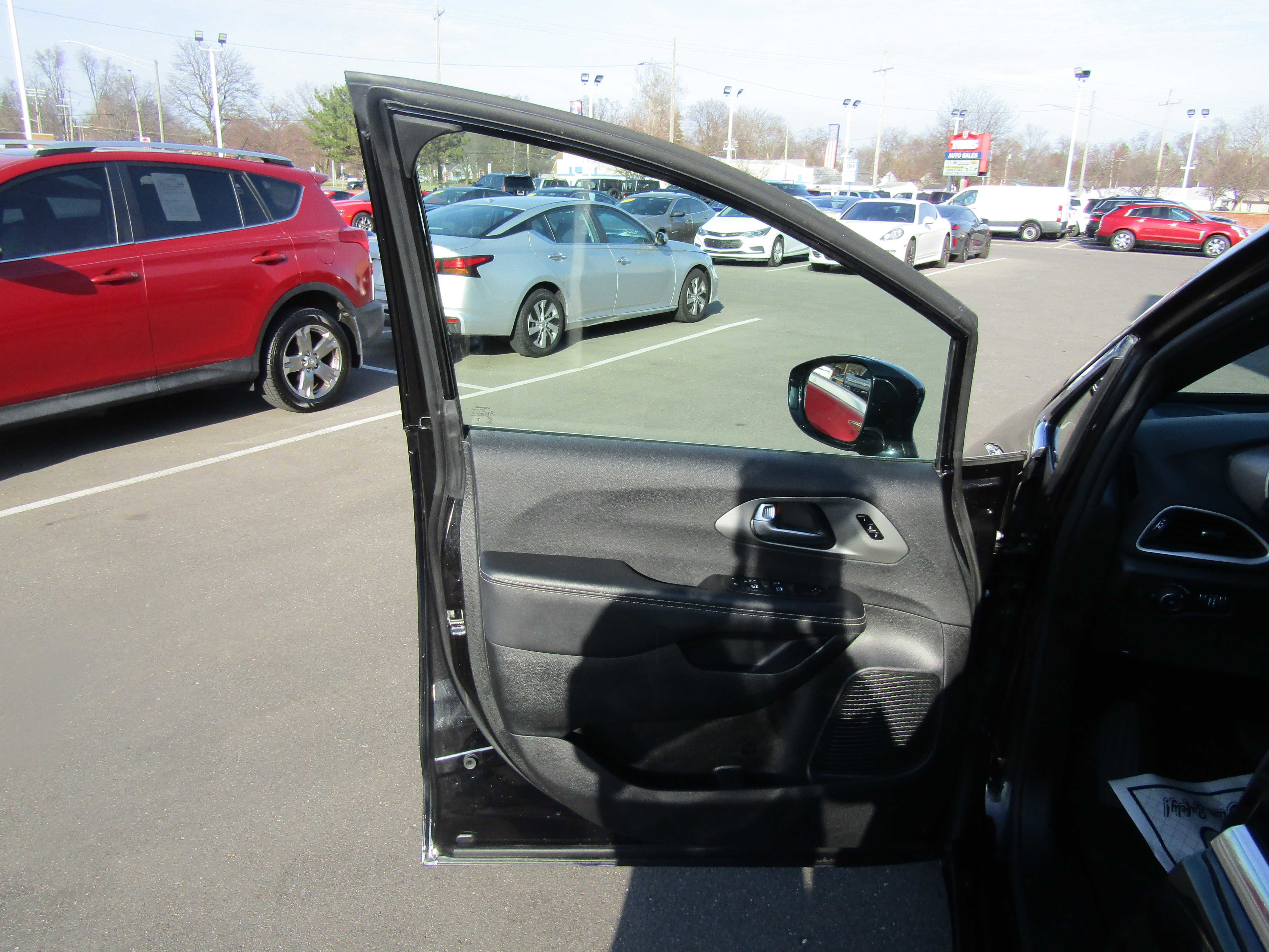 Used 2025 Chrysler Pacifica Select image 8
