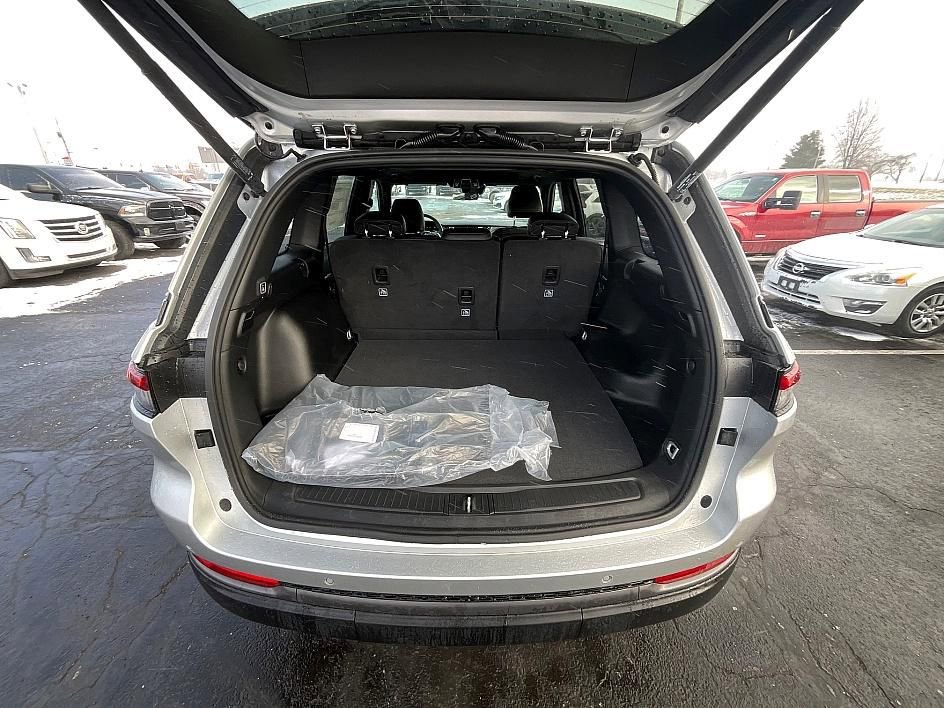 New 2026 Jeep Grand Cherokee Laredo image 8