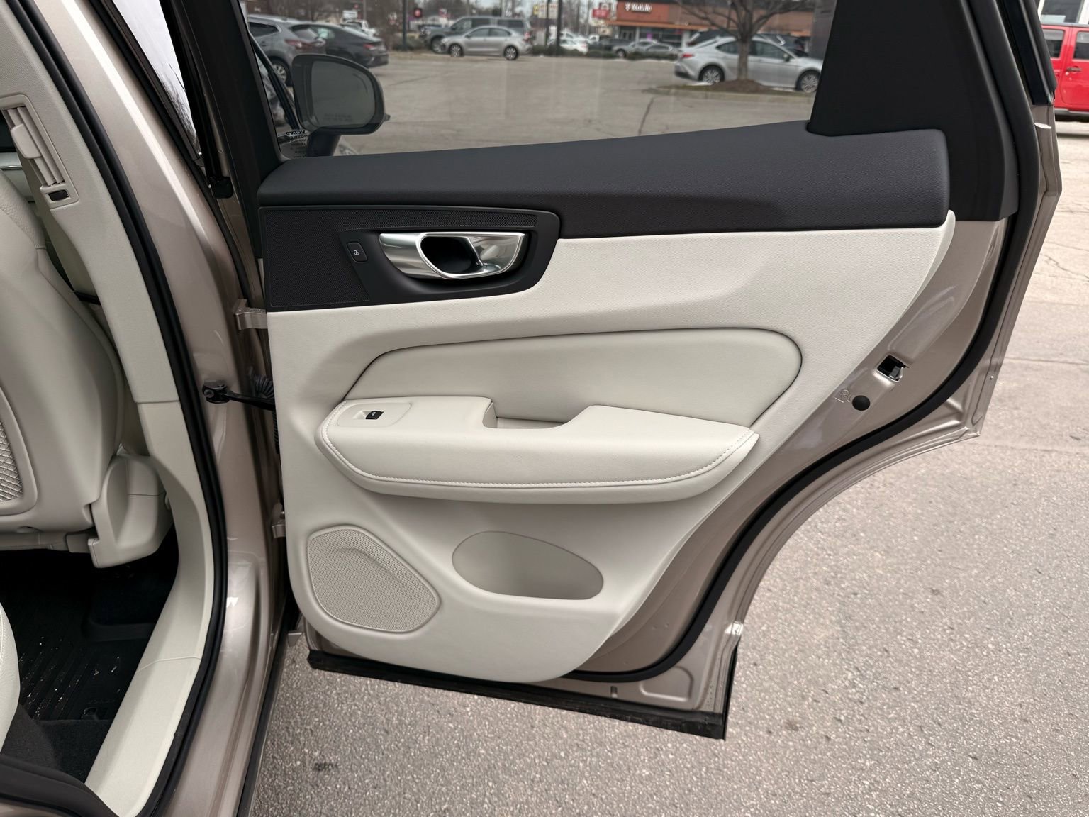 Used 2025 Volvo XC60 T8 Plus w/ Protection Package Premier image 31