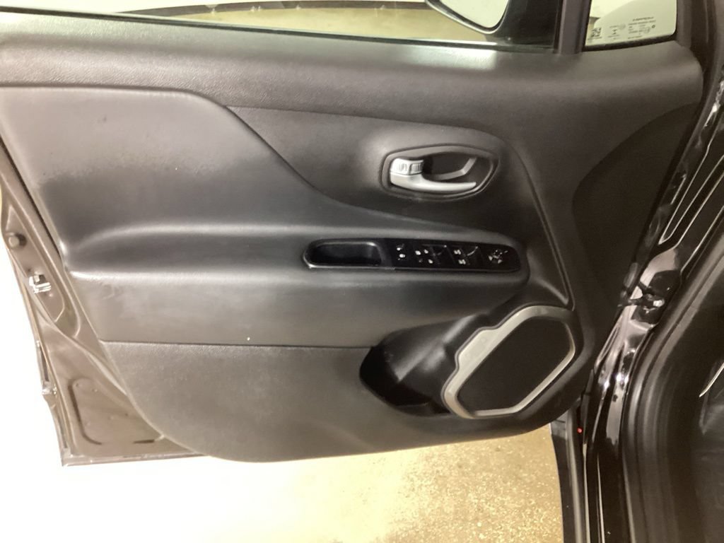 Used 2022 Jeep Renegade Latitude AWD/4WD image 13