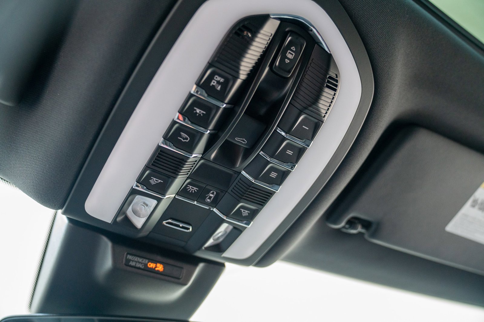 Certified 2025 Porsche Macan AWD/4WD image 19
