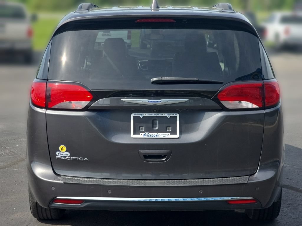 Used 2017 Chrysler Pacifica Touring-L FWD image 7