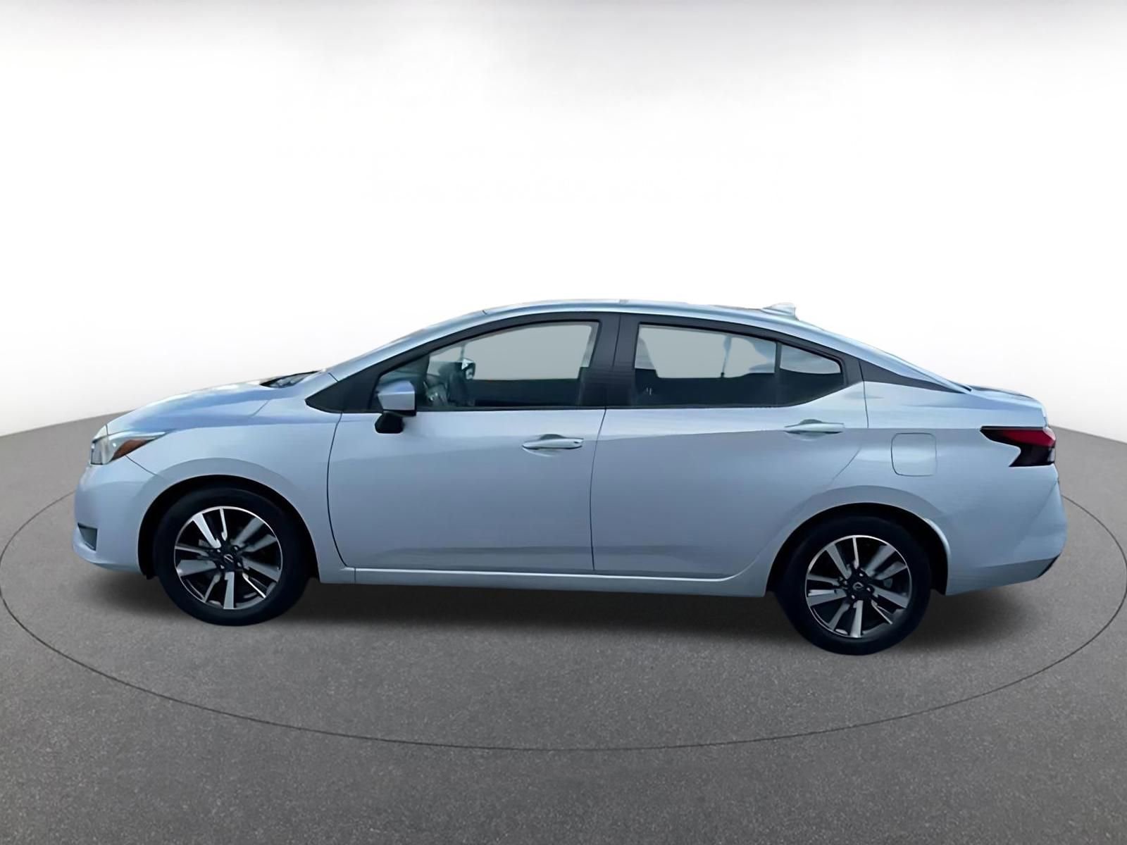 Used 2025 Nissan Versa SV image 9