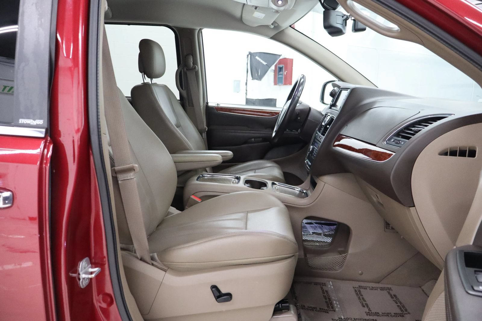 Used 2014 Chrysler Town & Country Touring-L w/ Driver Convenience Group FWD image 26