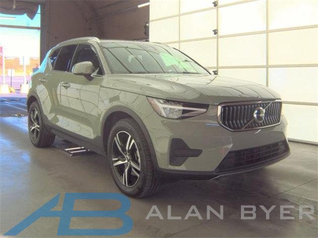 Used 2025 Volvo XC40 B5 Core