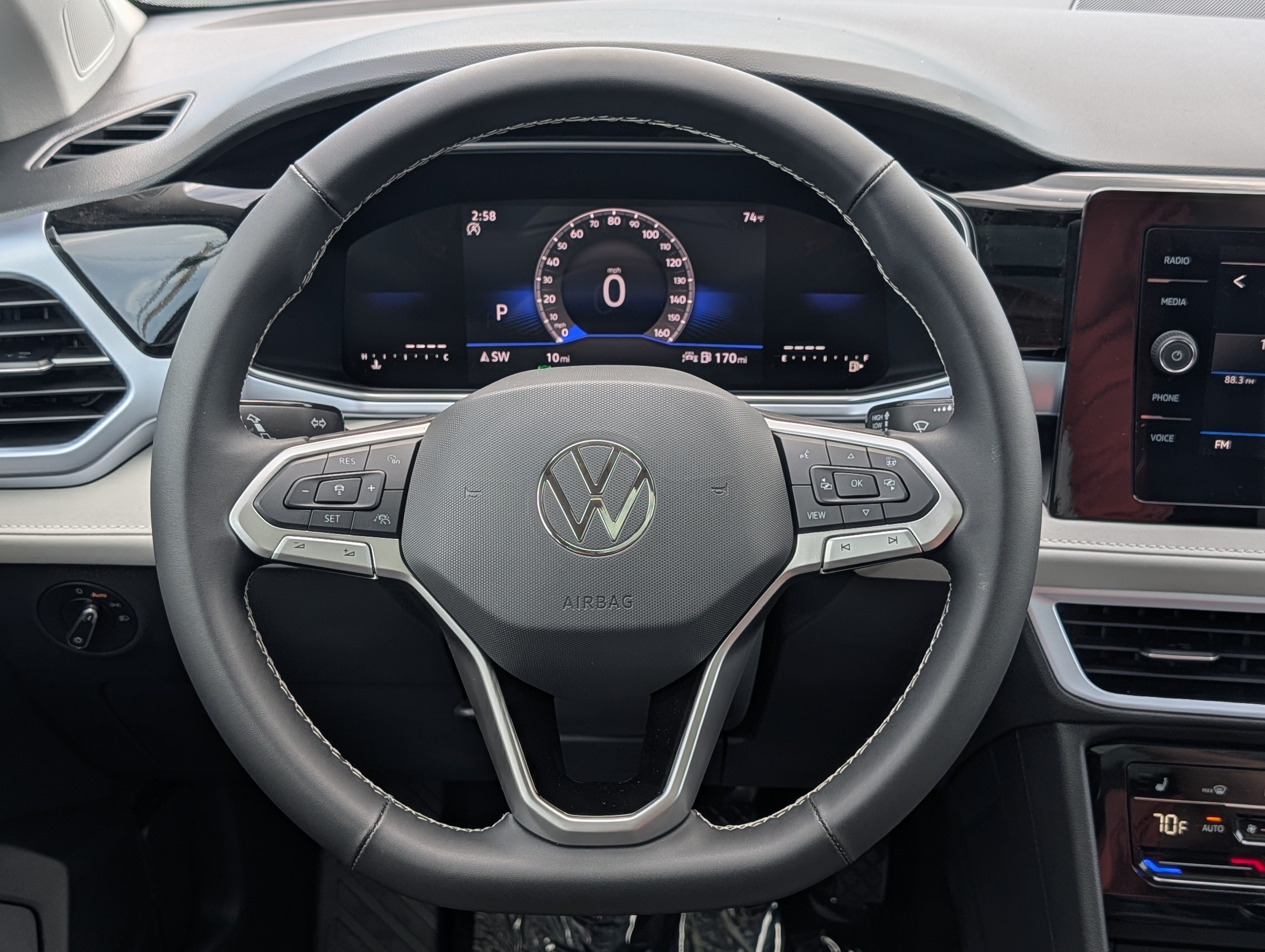 New 2026 Volkswagen Taos SE FWD image 9