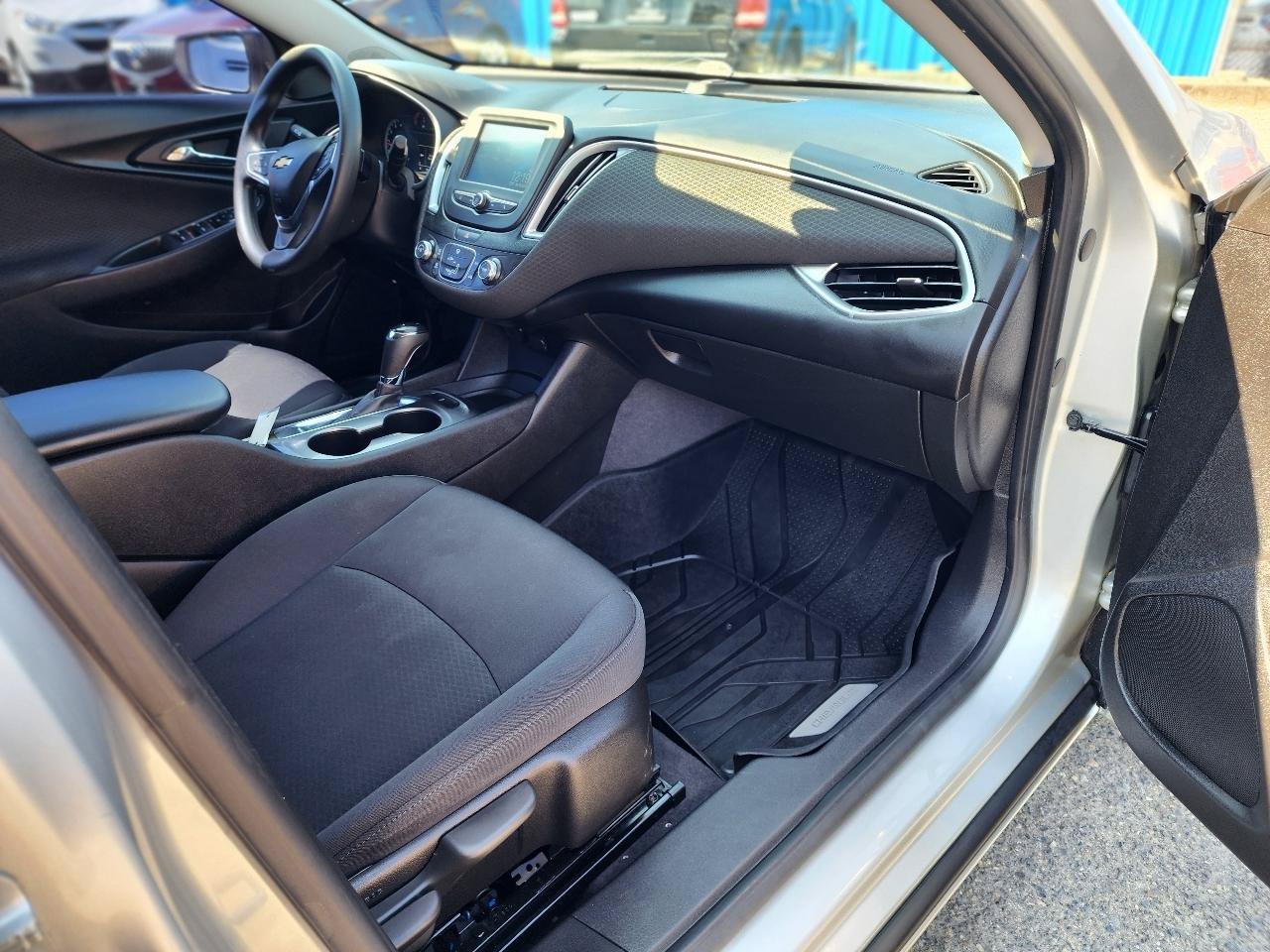 Used 2018 Chevrolet Malibu LS FWD image 25