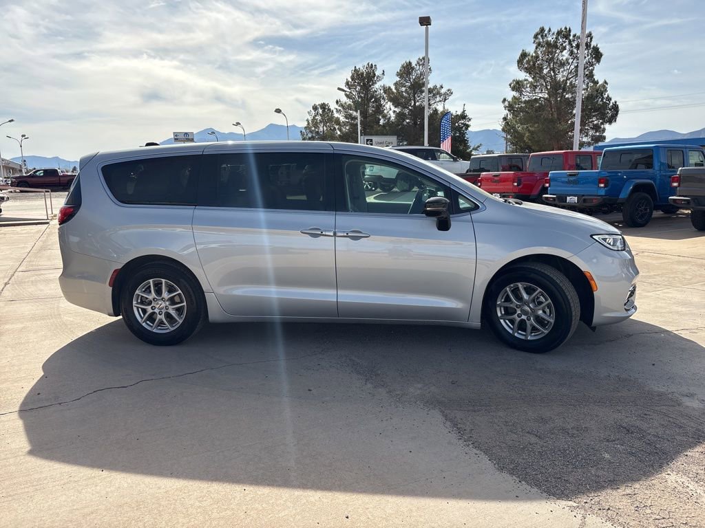 Used 2024 Chrysler Pacifica Touring-L FWD image 4