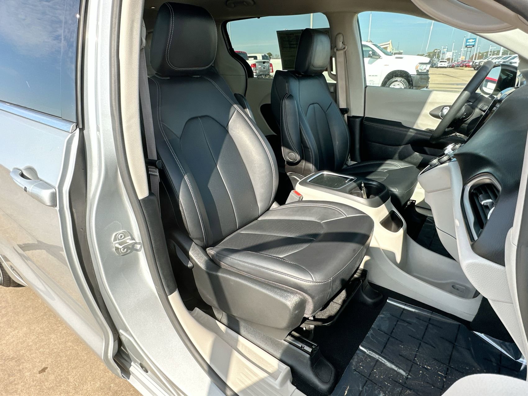 Used 2024 Chrysler Pacifica Touring-L image 24