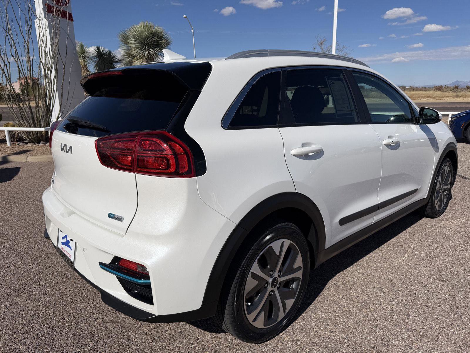 Used 2022 Kia Niro EX Premium w/ Cold Weather Package image 5