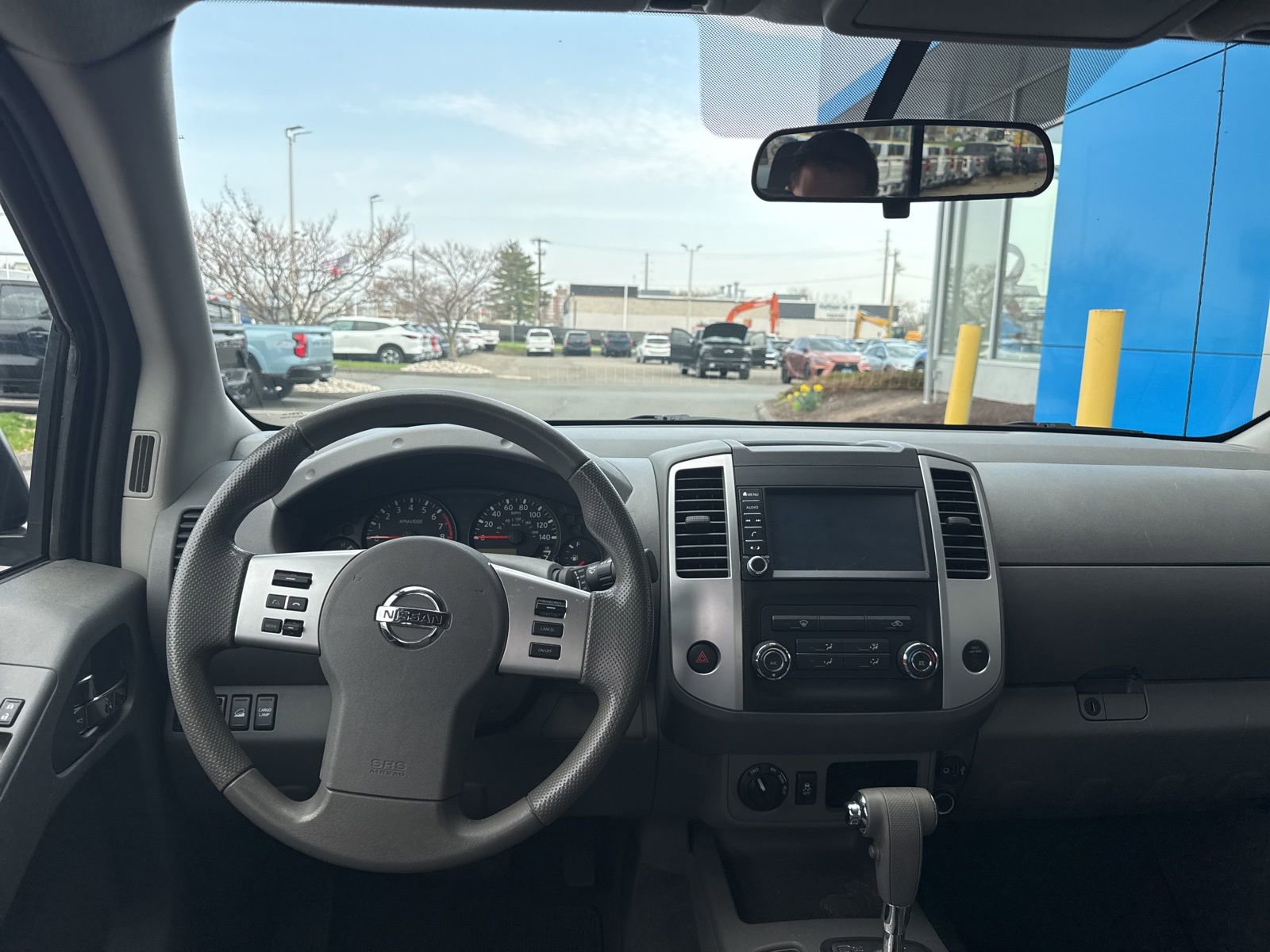 Used 2019 Nissan Frontier SV image 2