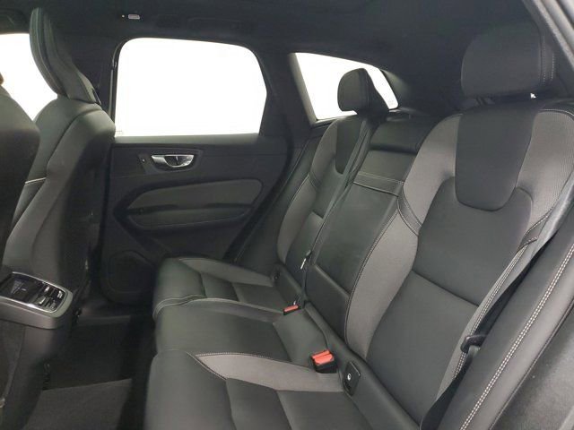 Used 2022 Volvo XC60 B6 R-Design image 13