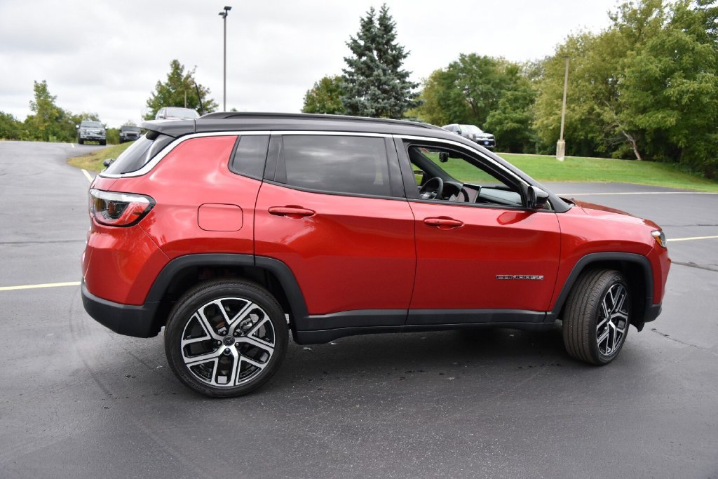 Certified 2025 Jeep Compass Limited AWD/4WD image 5