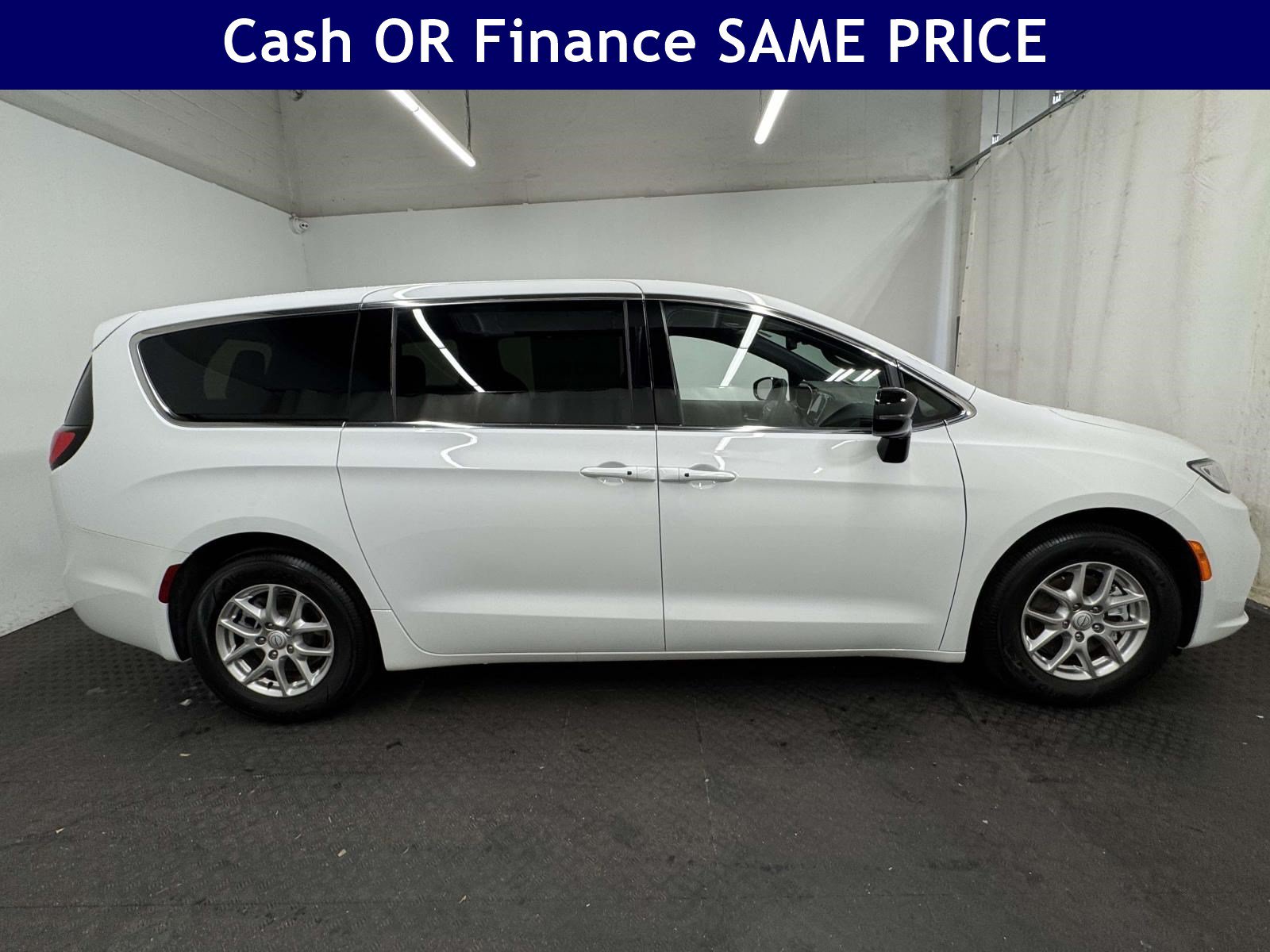 Used 2026 Chrysler Pacifica Select FWD image 8