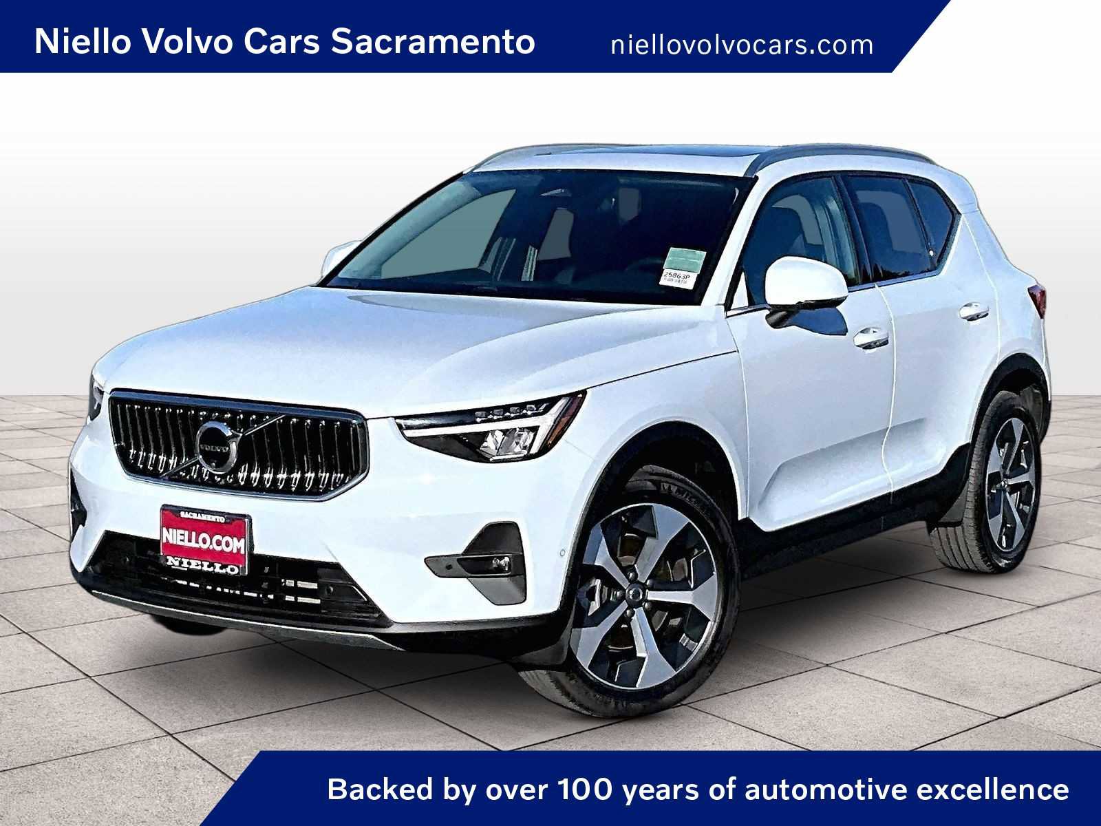 Used 2025 Volvo XC40 B5 Plus image 1