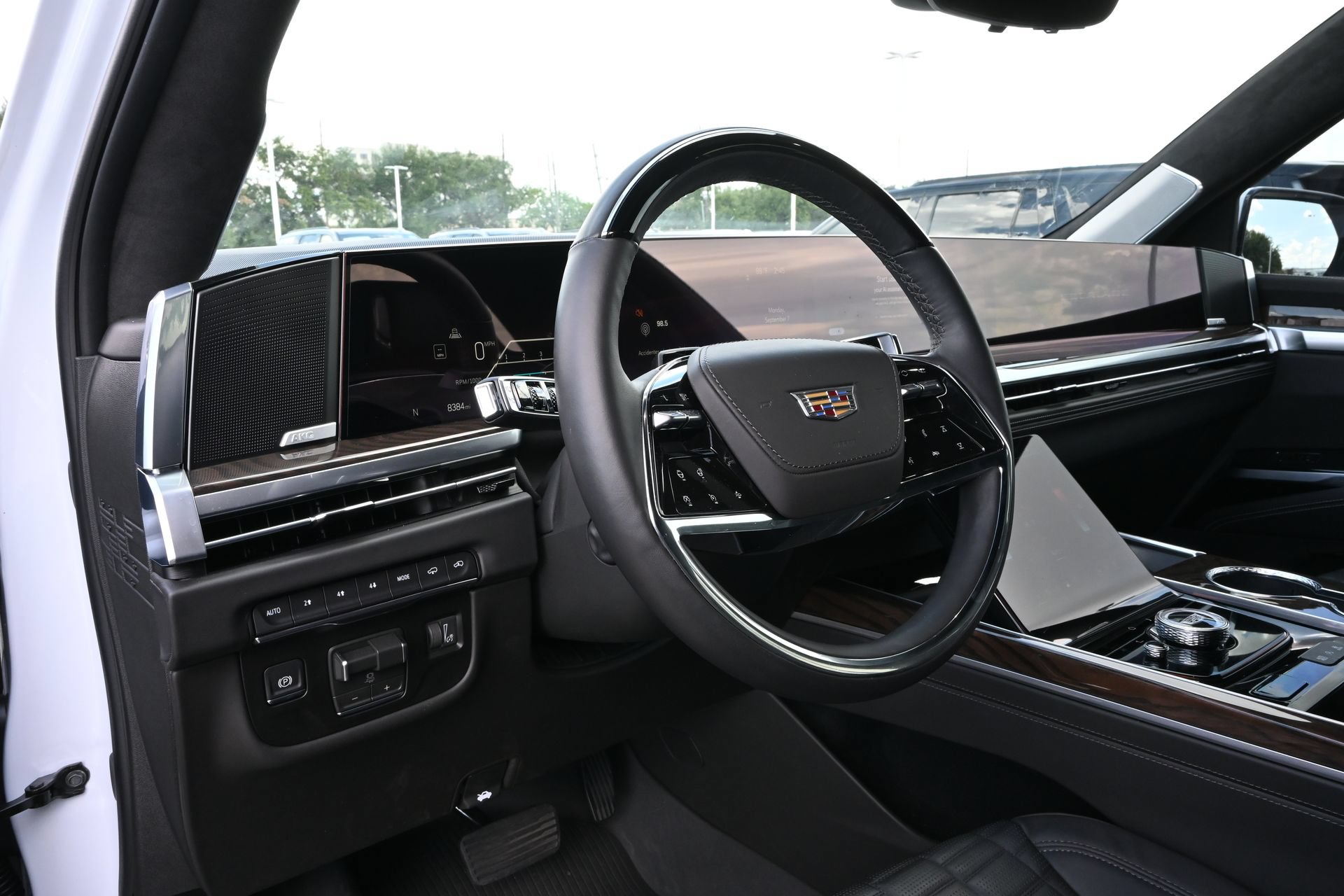 Certified 2026 Cadillac Escalade ESV Platinum Sport w/ LPO, ONYX Package AWD/4WD image 17