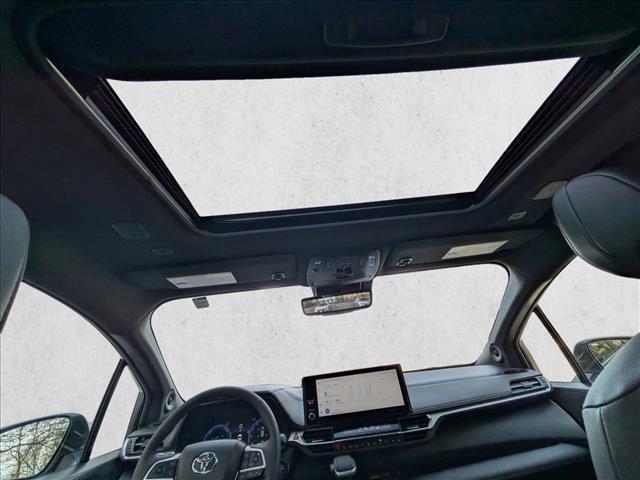 Used 2025 Toyota Sienna Platinum FWD image 20