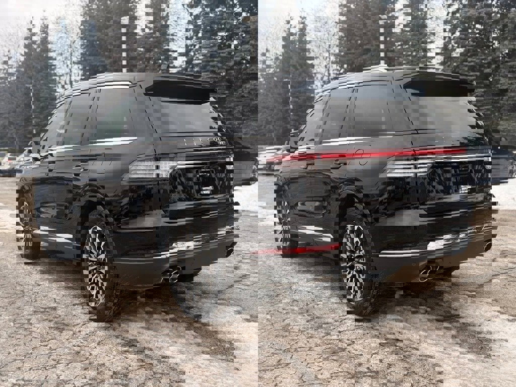 Used 2023 Lincoln Aviator AWD w/ Premium Package image 4