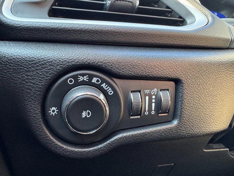 Used 2025 Chrysler Pacifica Select image 22