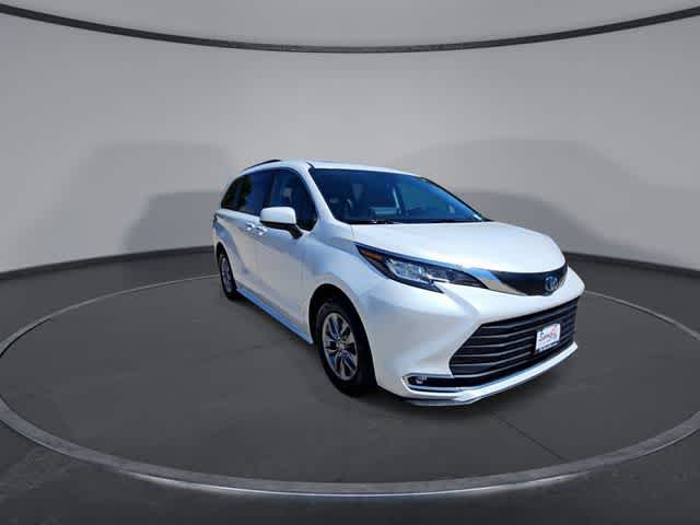 Used 2023 Toyota Sienna XLE FWD image 2