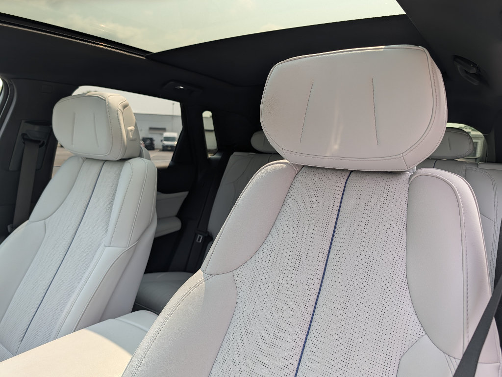 Used 2024 Cadillac Lyriq Luxury AWD/4WD image 15