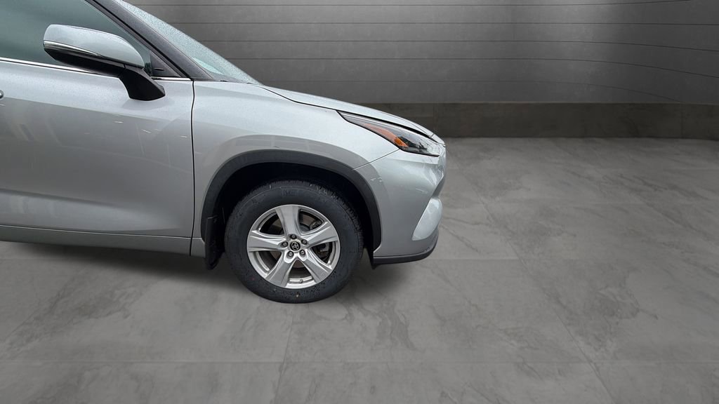 Used 2023 Toyota Highlander LE AWD/4WD image 29