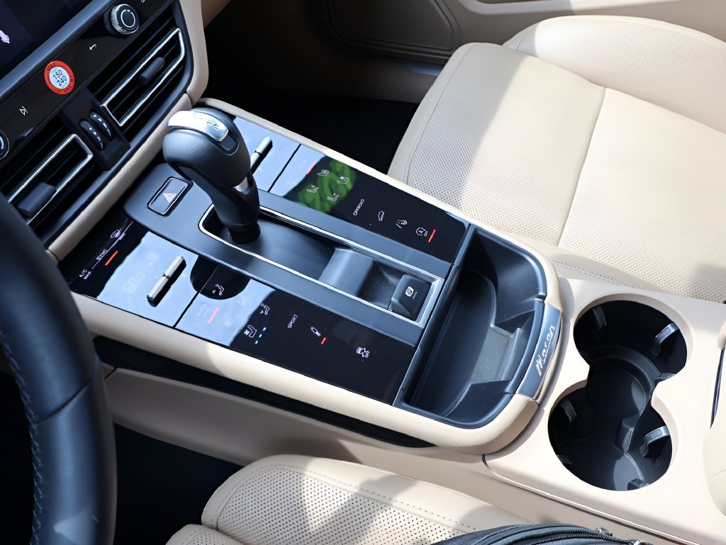 Certified 2024 Porsche Macan S AWD/4WD image 24