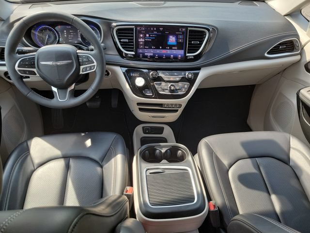 Used 2023 Chrysler Pacifica Touring-L AWD/4WD image 27