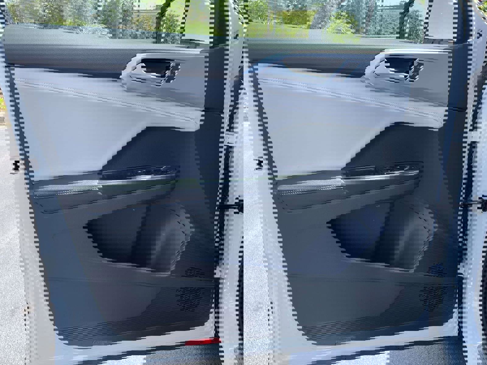 Used 2025 Volkswagen Taos SE w/ Black Wheel Package FWD image 14