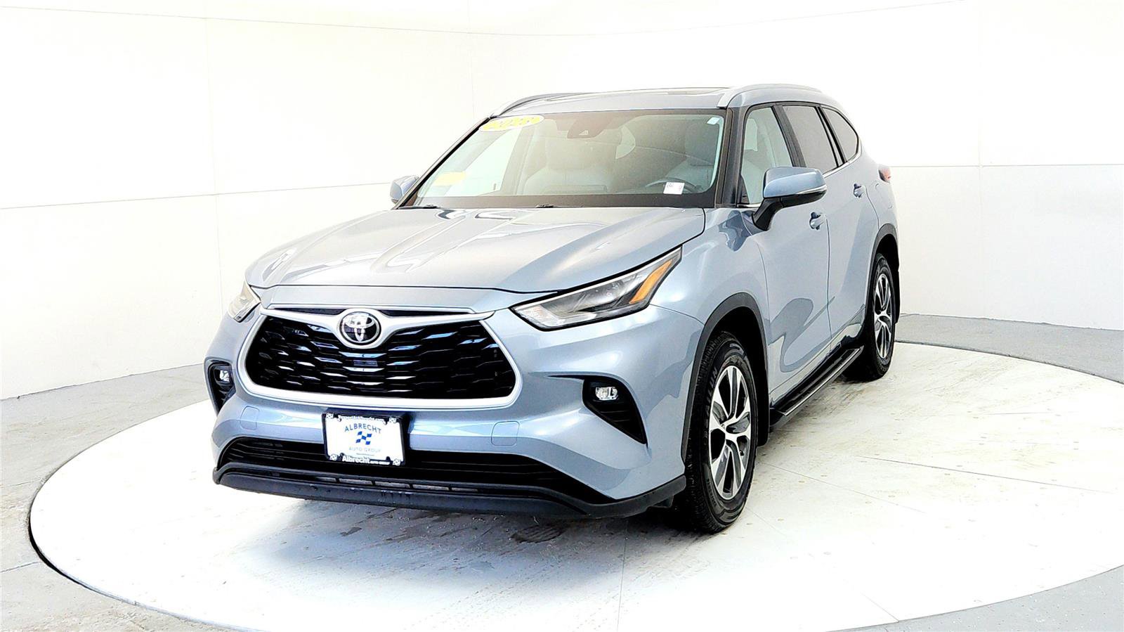Certified 2023 Toyota Highlander XLE image 2