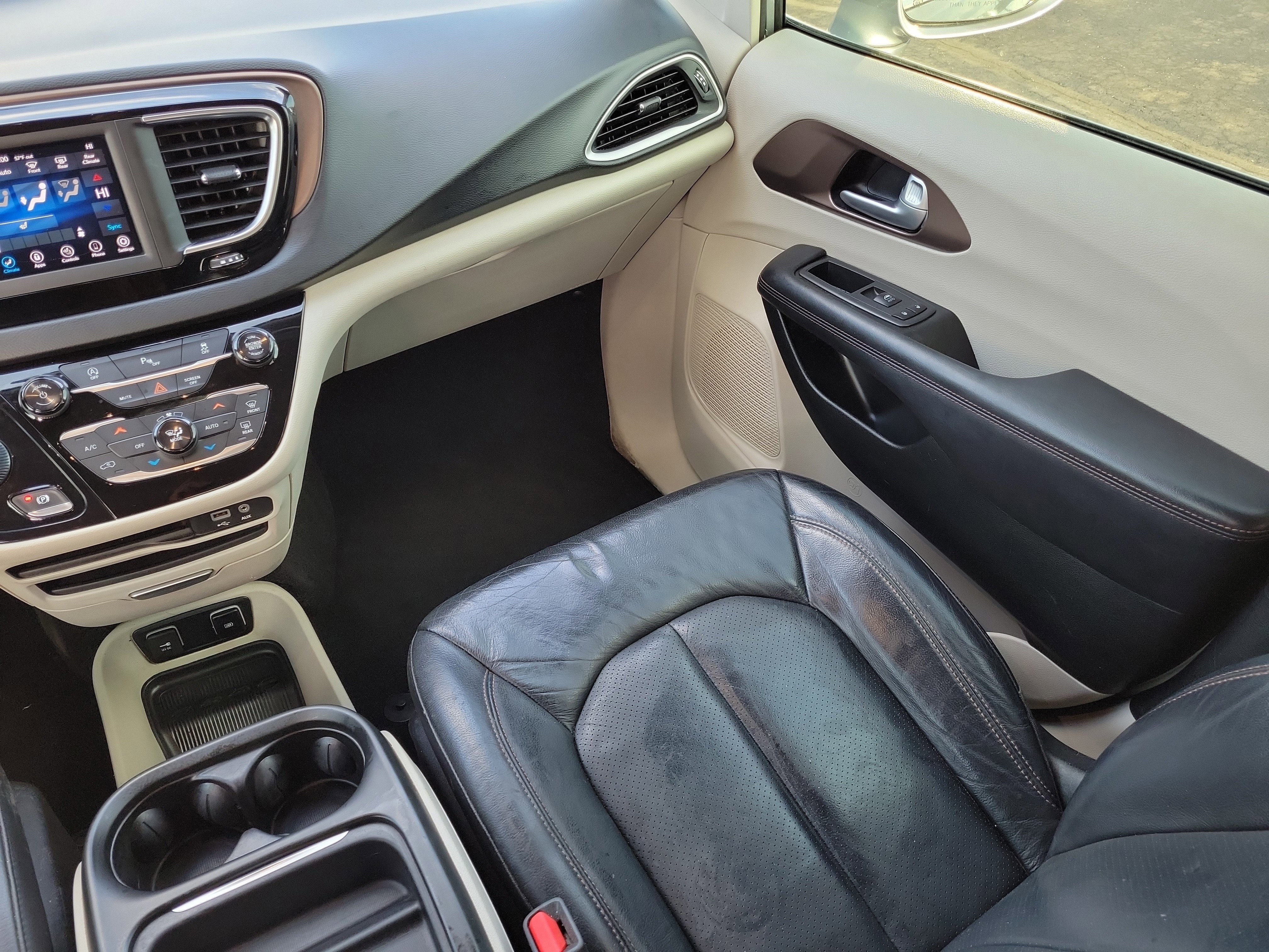 Used 2018 Chrysler Pacifica Touring-L image 15