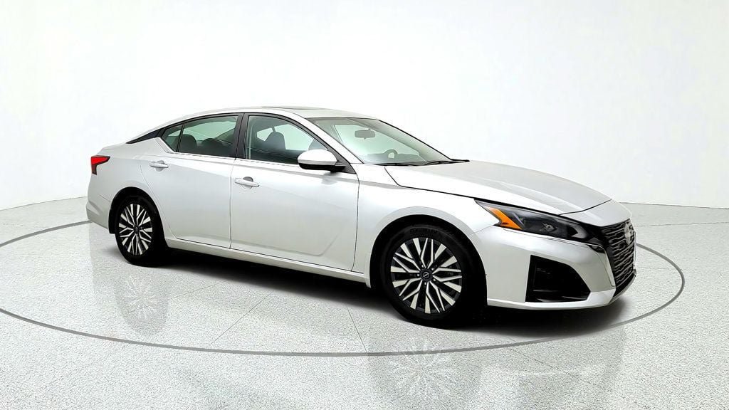 Used 2023 Nissan Altima 2.5 SV w/ SV Premium Package FWD image 3