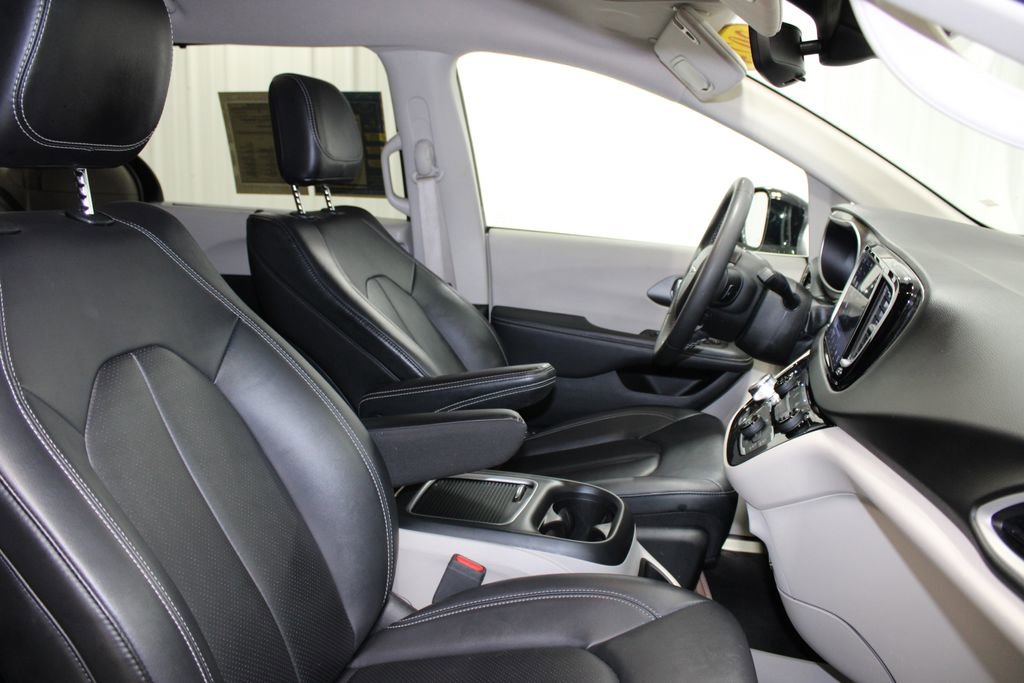 Used 2024 Chrysler Pacifica Touring-L image 33