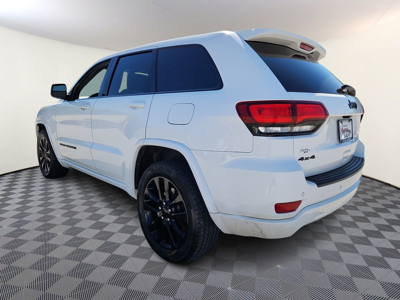 Used 2019 Jeep Grand Cherokee Altitude AWD/4WD image 4