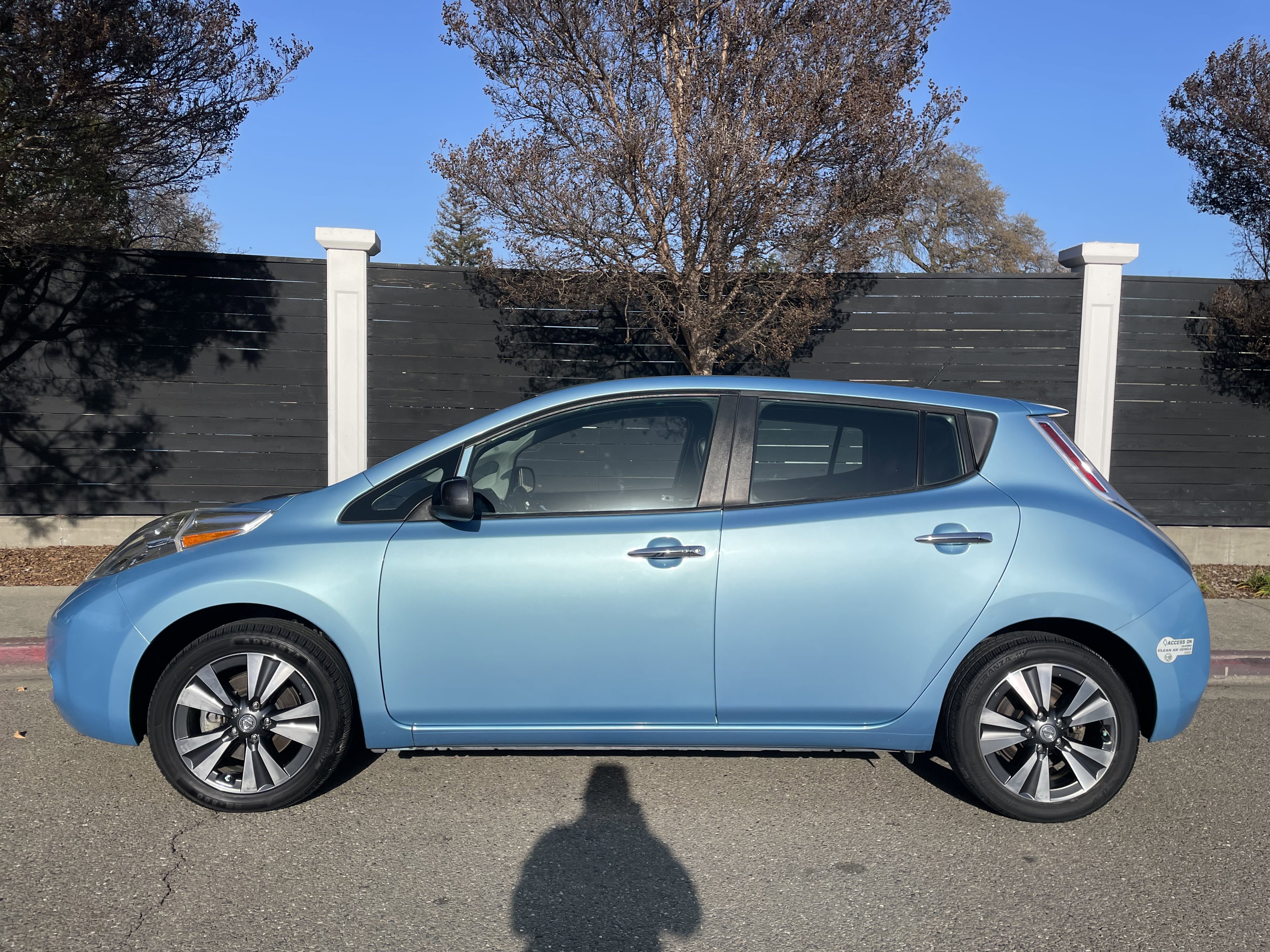 Used 2015 Nissan Leaf SL image 1
